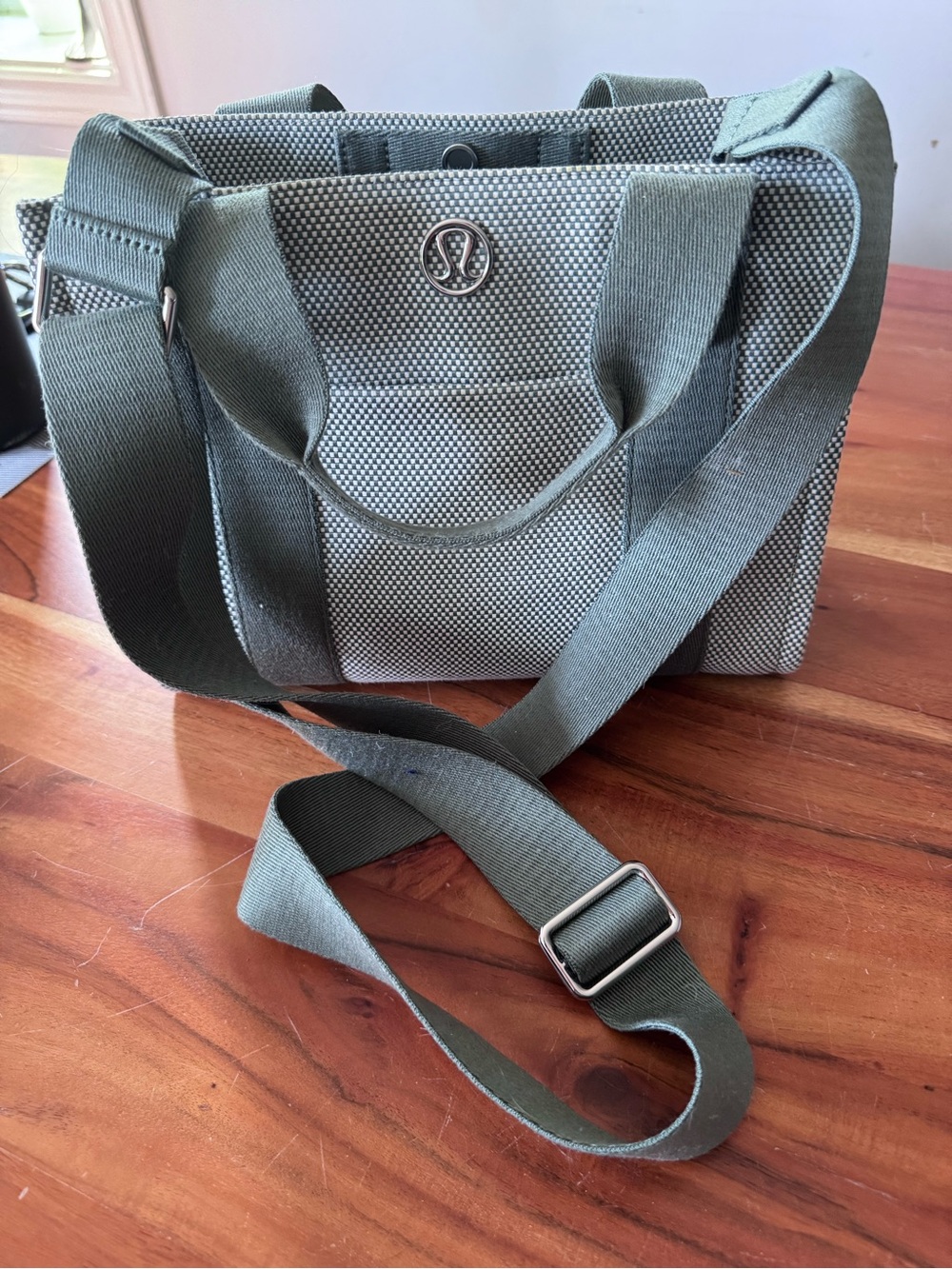 lululemon green & grey tote with snap closure. Like new - Picture 2 of 3
